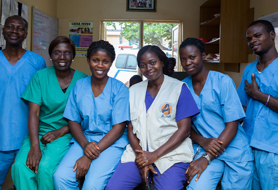 Des infirmières du Centre de contrôle des infections (ICC). Le ICC dispose d'un service dédié à Lassa et ALIMA fournit des soins gratuits pour tous les cas suspects et confirmés au centre