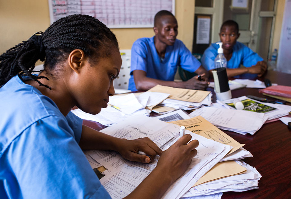Une infirmière remplit les données d'un patient du service de Lassa au Centre de contrôle des infections, Centre médical fédéral, Owo