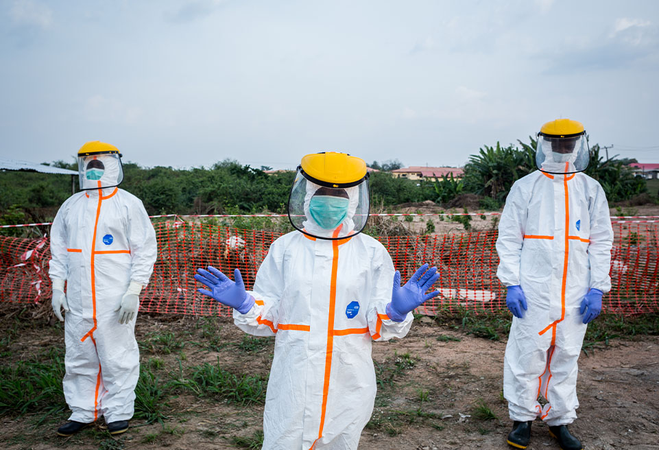 Des infirmières vêtues d'un équipement de protection individuelle (EPI). Les EPI sont portés par les personnes qui doivent se rendre dans le service de Lassa pour éviter la transmission