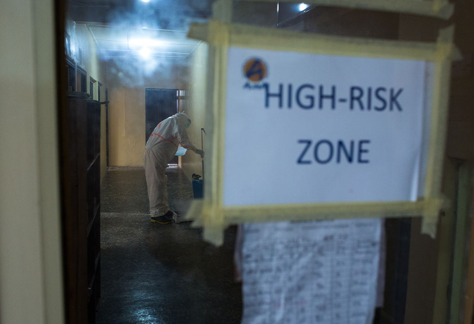  Une infirmière ajuste une balance dans le service de Lassa au Centre de contrôle des infections du Centre médical