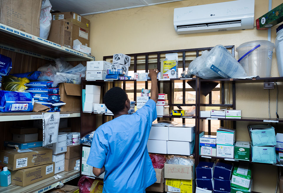 Le stockeur organise les médicaments dans la pharmacie du Centre de contrôle des infections du Centre médical.jpg