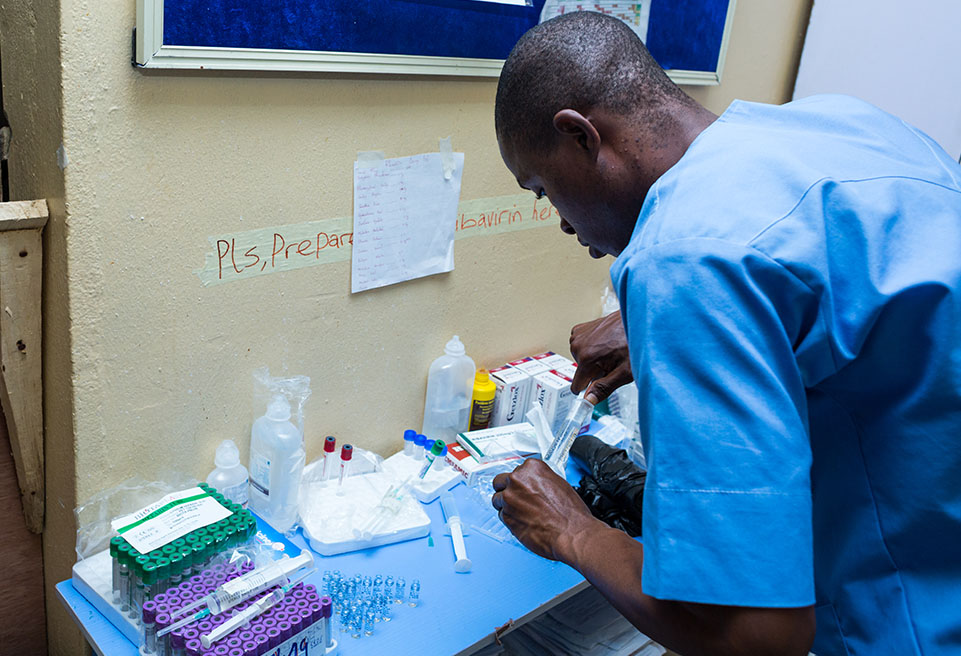 Un infirmier prépare une injection de ribavirine avant d'aller l'administrer à un patient du service de Lassa au Centre de contrôle des infections.jpg