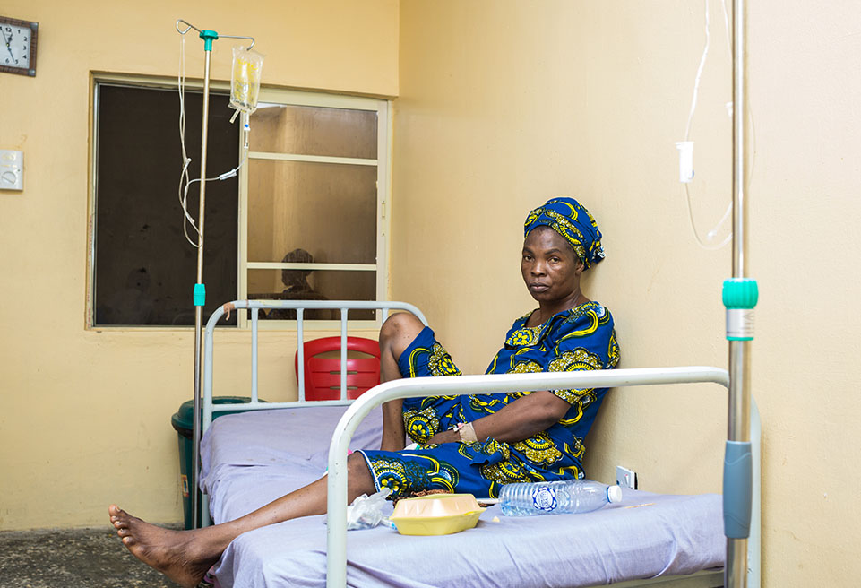 Mme Oladiran se détend dans sa chambre au centre Lassa