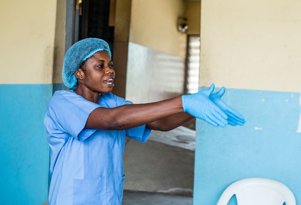 L'hygiéniste Adekunle apprend à certains membres du personnel de l'hôpital général d'Idoani, dans l'État d'Ondo, comment mettre des gants sans s'infecter