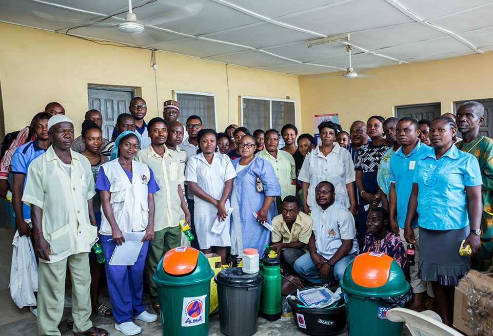Une photo de groupe de certains membres du personnel de l'ALIMA, du FMC d’Owo et de l'hôpital général d’Idoani après la sensibilisation