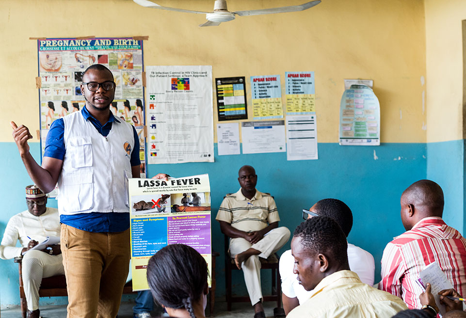 Le Dr Shola sensibilise certains membres du personnel à la fièvre de Lassa à l'hôpital général d'Idoani, dans l'État d'Ondo, lors d'une action de sensibilisation organisée par ALIMA
