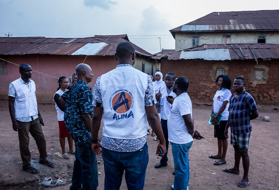 Des membres d'ALIMA et des résidents d'une communauté d'Owo pendant une recherche active de cas et cas contacts. Ces opérations hebdomadaires permettent de freiner la propagation du virus.jpg